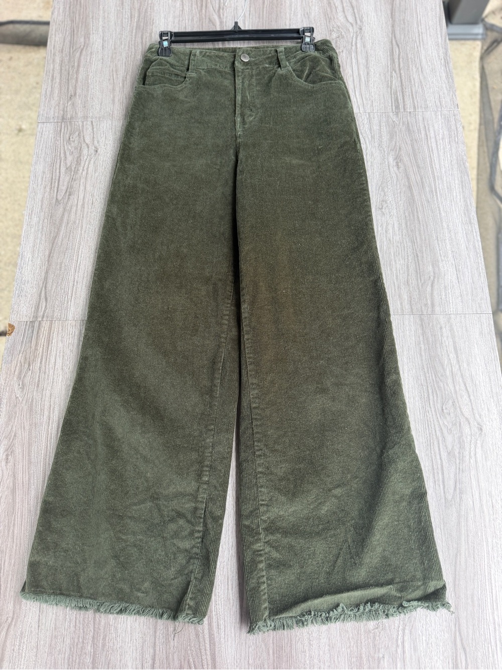 Entro Olive Green Corduroy Wide Leg Crop Pants Frayed Raw Hem Size Medium - Picture 2 of 12